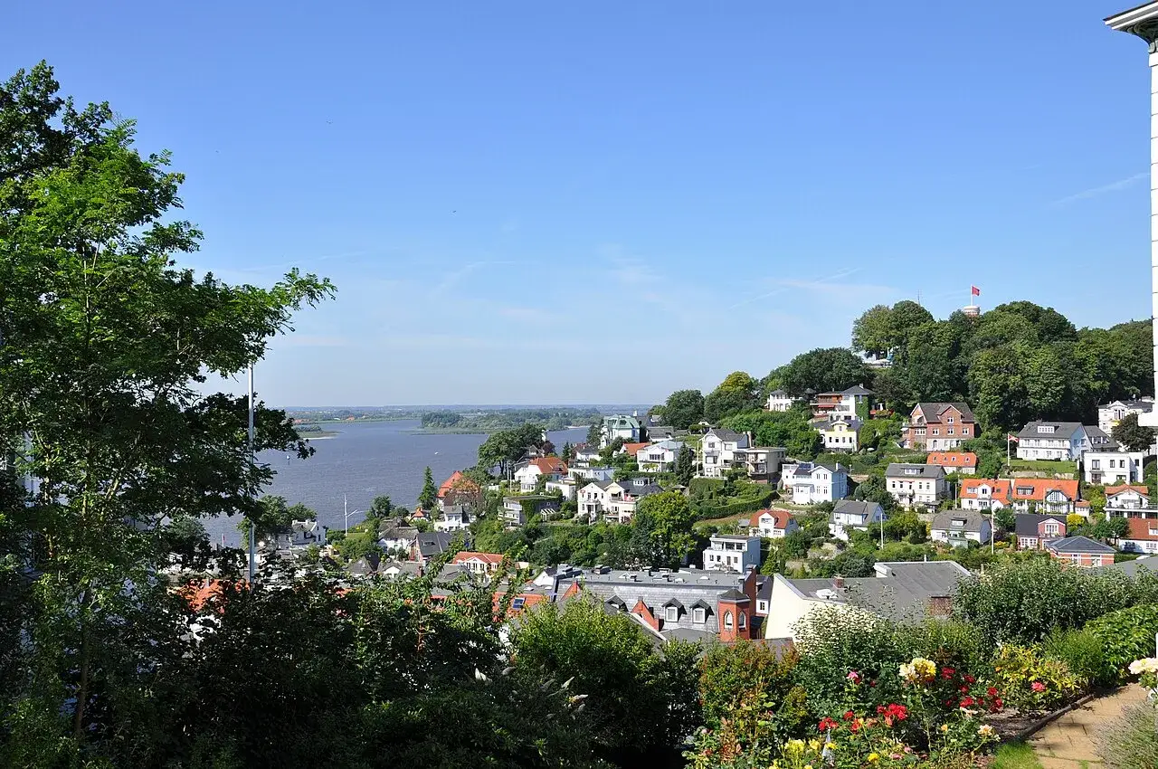 Blick auf Blankenese, Teil 2: Villen am Elbhang, ein Buch mit malerischen Ausblicken.