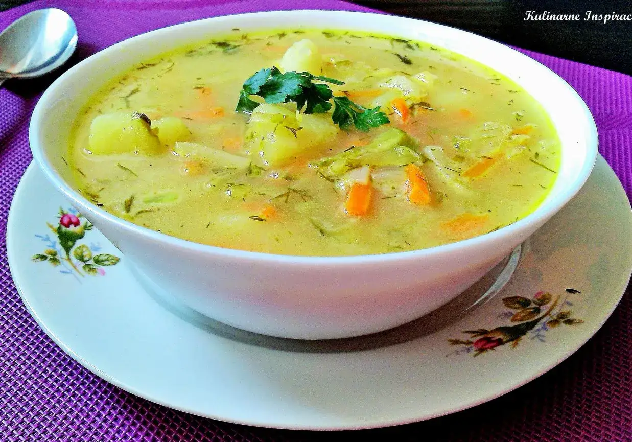 Aromaticzna zupa ogórkowa z ziemniakami i marchewką, posypana koperkiem. Idealna na lekki obiad, zupa ogórkowa kcal.