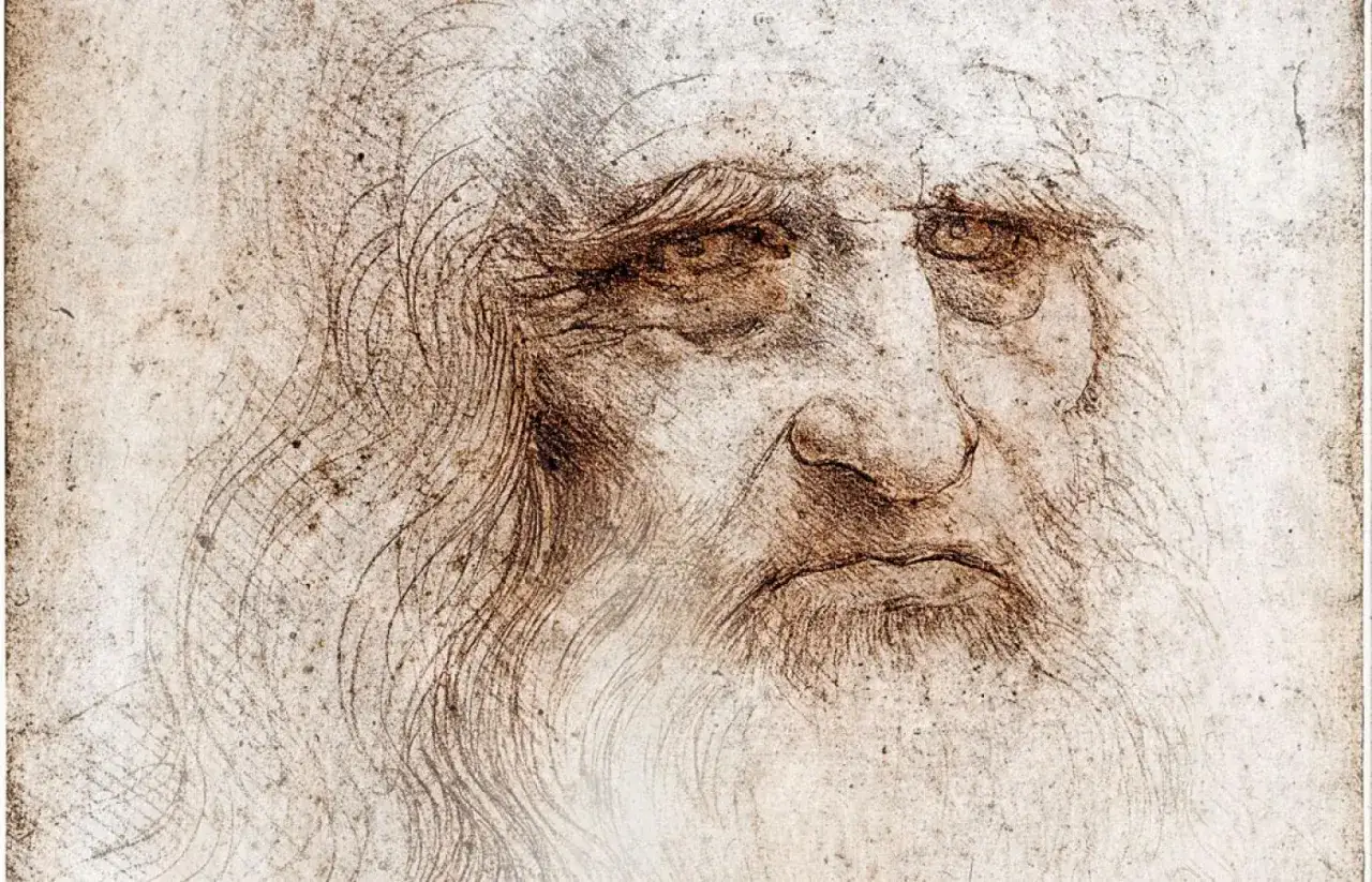 Szkic przedstawia zmęczoną twarz starca, z długimi włosami i brodą. To słynny autoportret Leonardo da Vinci, pełen głębi i refleksji.