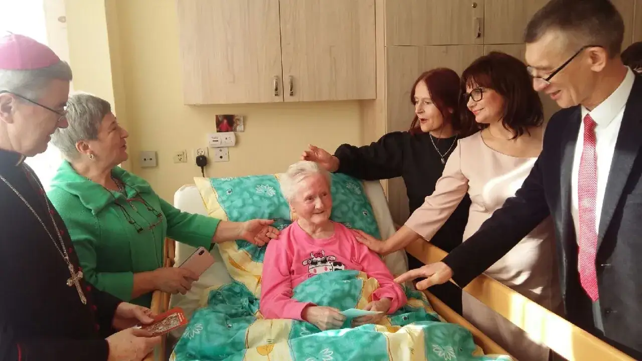 Rodzina wspierająca seniora w domu opieki Rzeszów