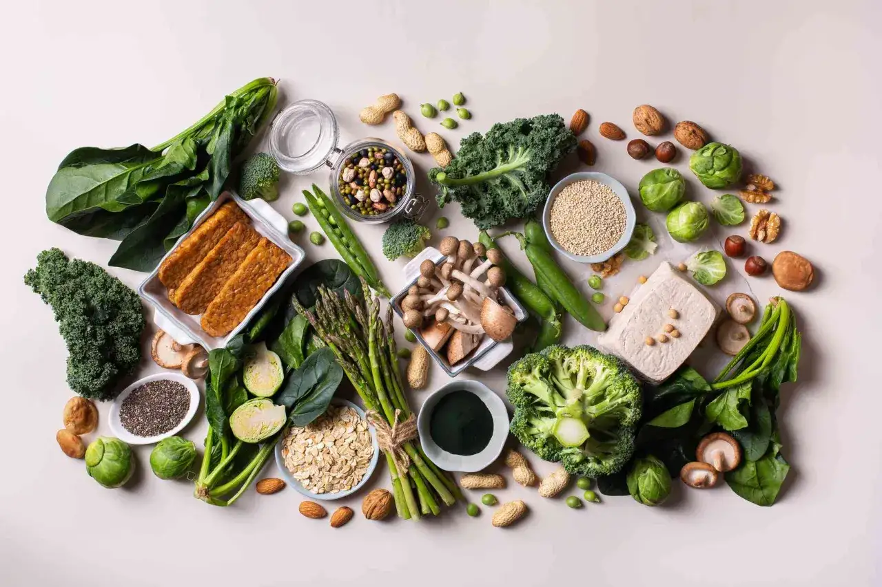 Zdrowe produkty: szpinak, brokuły, fasolka, orzechy, nasiona chia, płatki owsiane, tempeh, tofu, szparagi, grzyby, jarmuż, brukselka. Klucz do tego, jak mieć płaski brzuch, tkwi w zbilansowanej diecie.