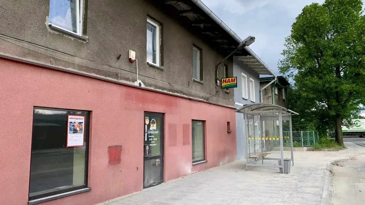 Budynek usługowy z częścią mieszkalną, z szyldem 