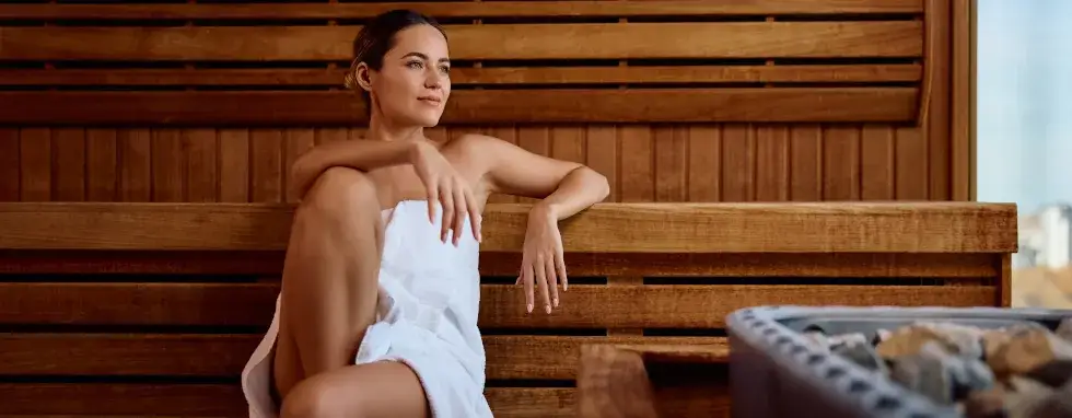 osoba w saunie po treningu, relaks
