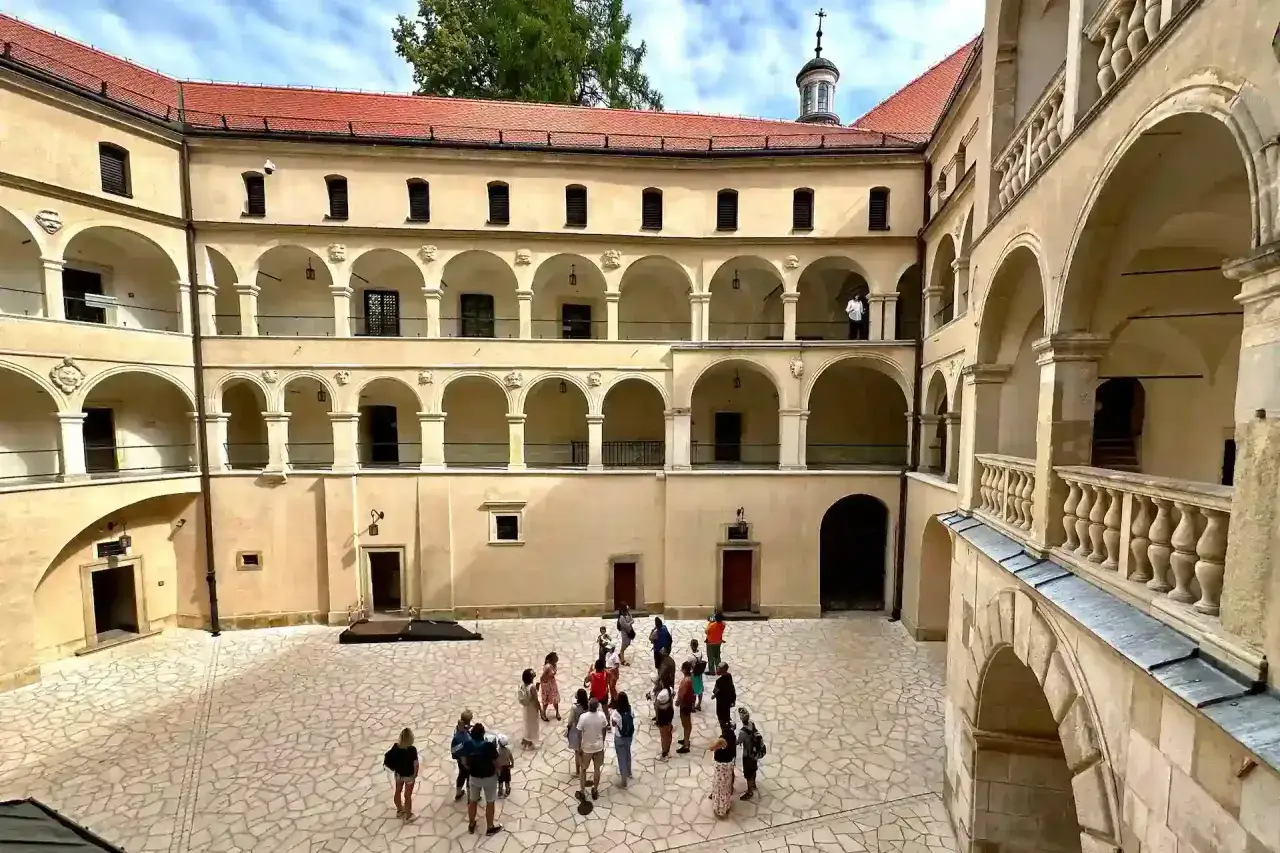 Zamek Pieskowa Skała dziedziniec arkadowy