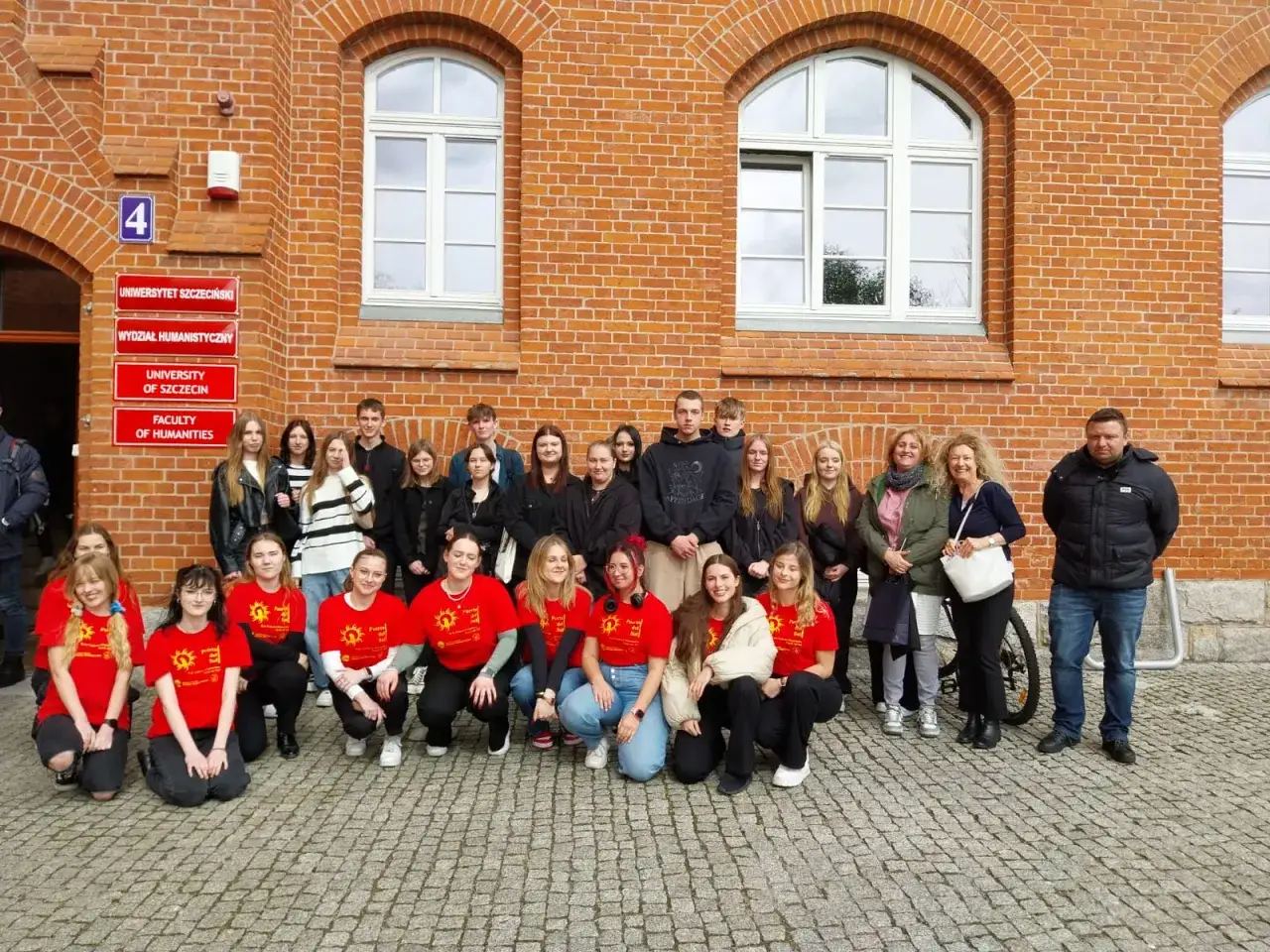 Grupa studentów przed budynkiem Wydziału Humanistycznego Uniwersytetu Szczecińskiego, przyszli specjaliści filologii hiszpańskiej.