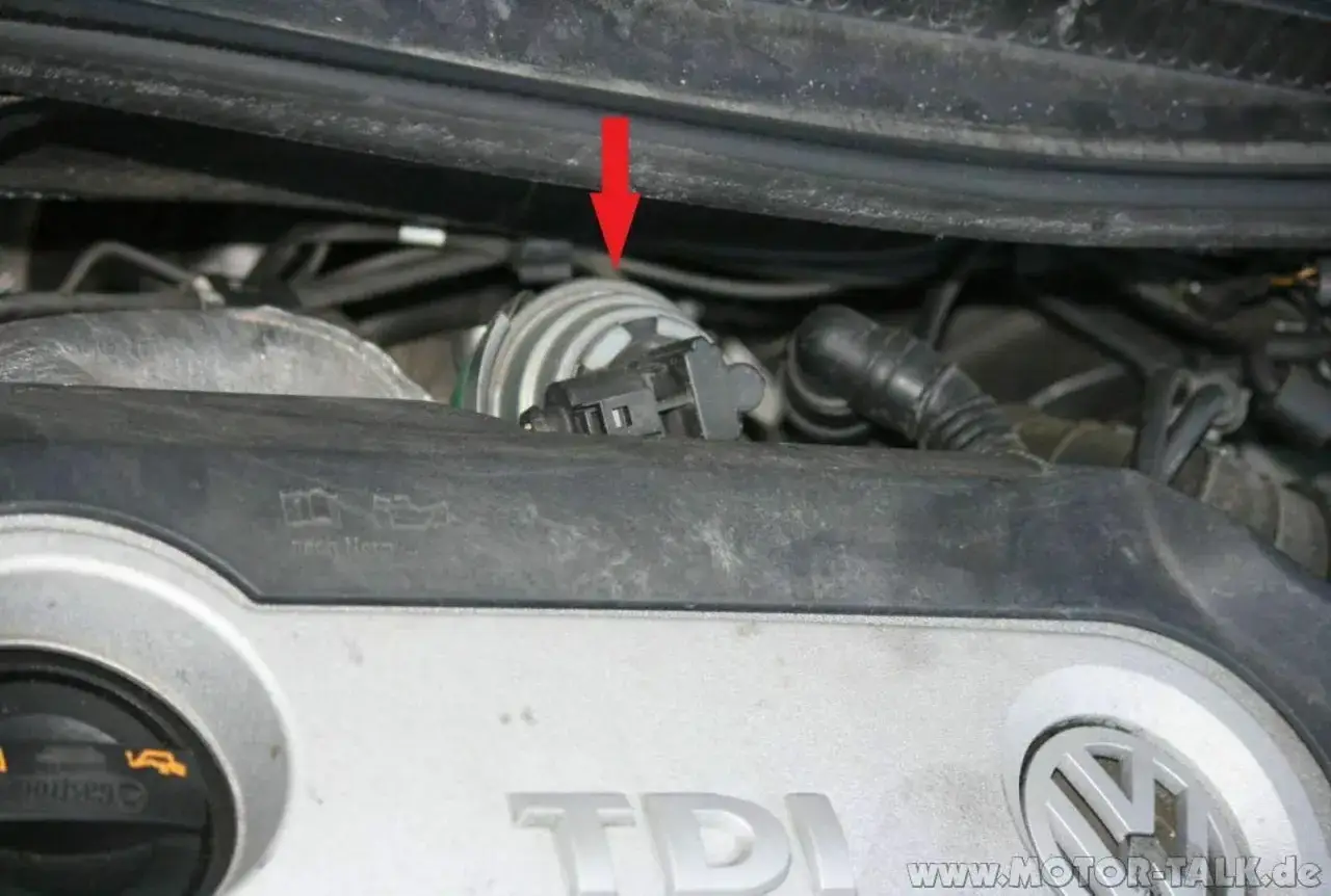 Roter Pfeil zeigt auf ein Bauteil im Motorraum. Mögliche abgasdrucksensor defekt symptome können hier ihren Ursprung haben.