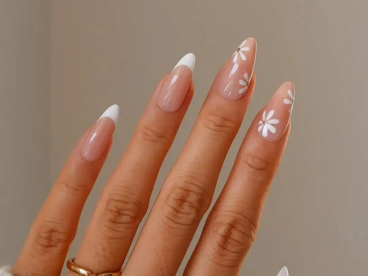 Delikatne paznokcie na Dzień Kobiet: klasyczny french manicure i subtelne kwiatowe zdobienia. Idealne na wiosnę!