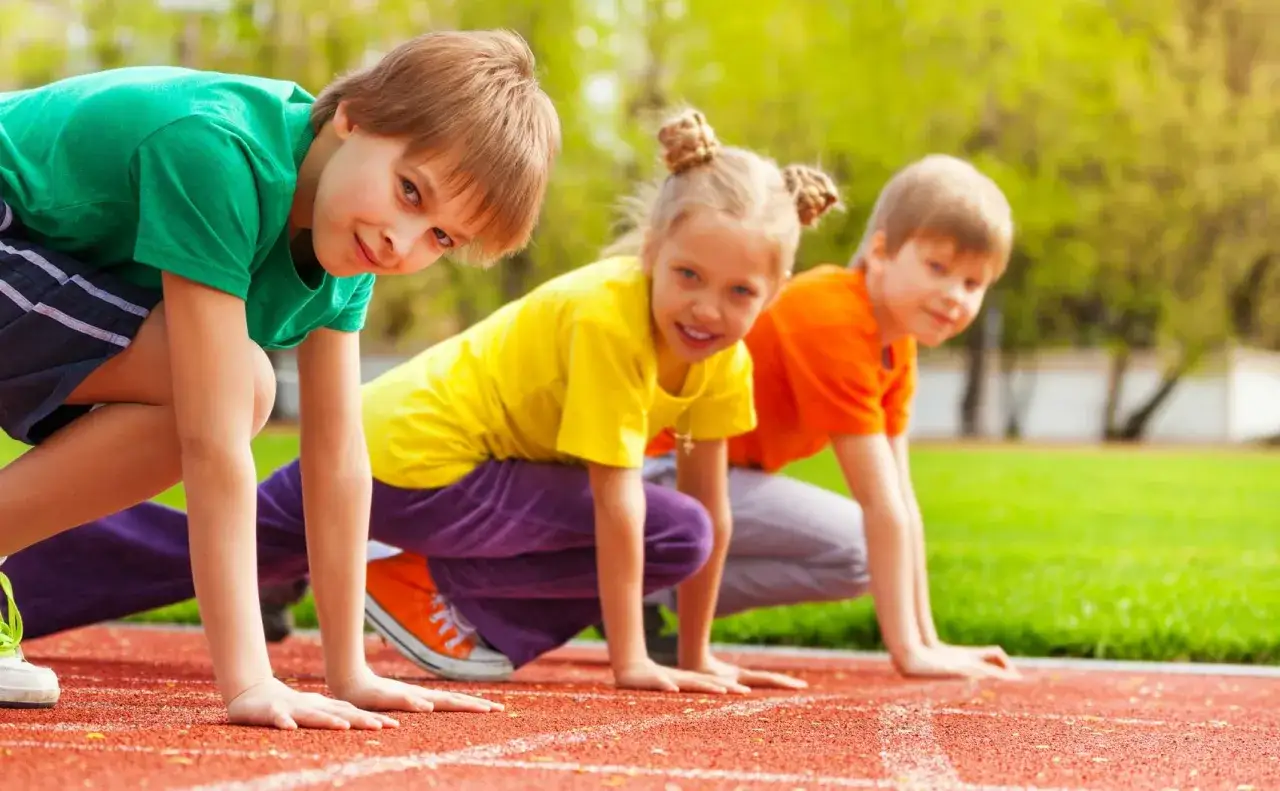 Bambini che fanno sport, pronti a scattare sulla pista.