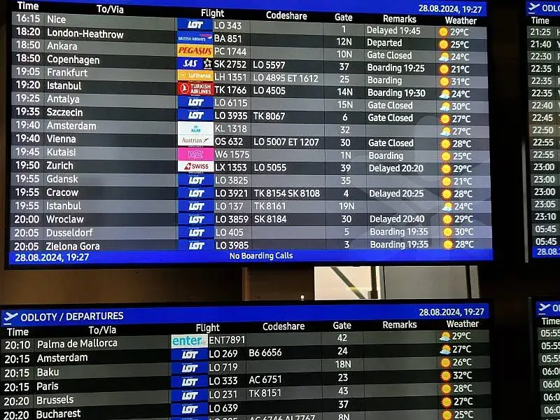 tablica odlot&oacute;w na lotnisku w Warszawie