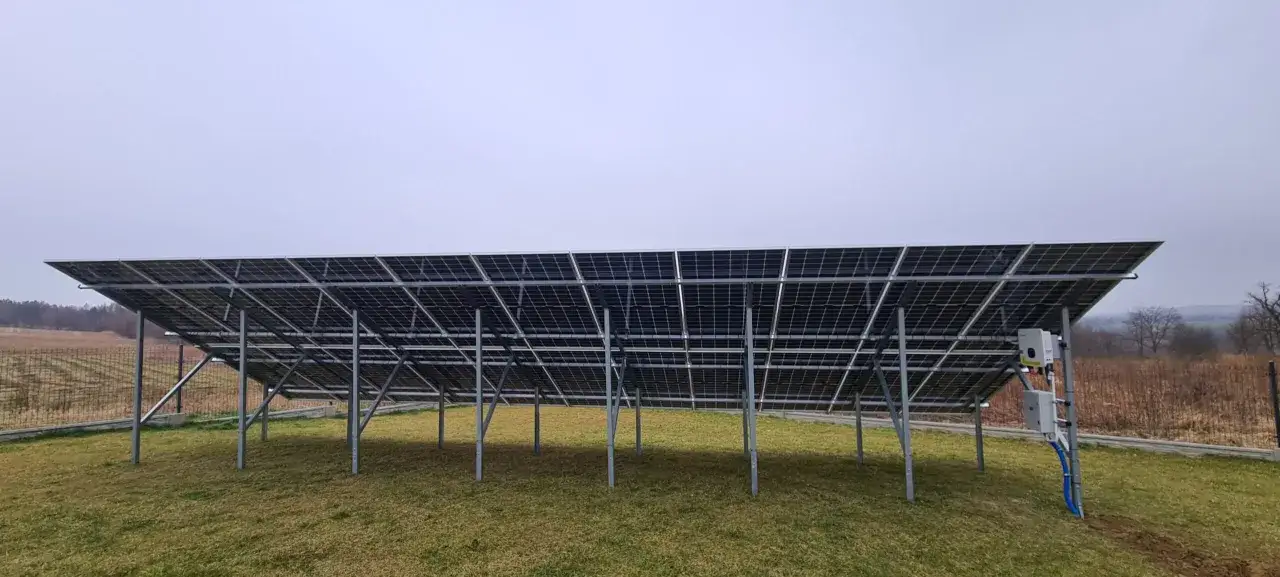 Solidna konstrukcja pod panele fotowoltaiczne na gruncie, gotowa do zbierania energii słonecznej.