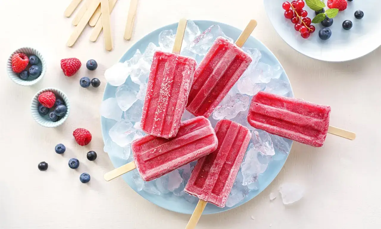 Erfrischendes Wassereis selber machen mit frischen Beeren und Eiswürfeln. Perfekt für heiße Tage!