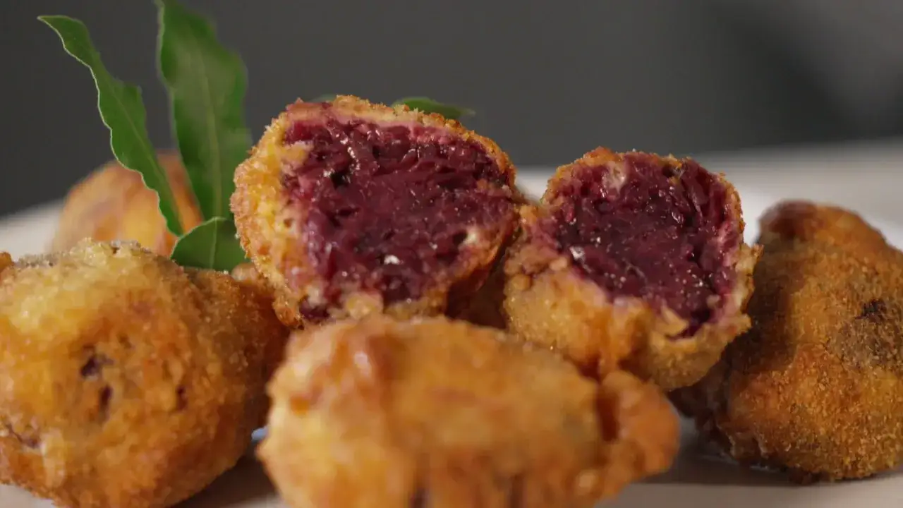 Knusprige B&auml;llchen mit Rotkohl-F&uuml;llung, eine tolle Idee f&uuml;r rotkohl rezepte mal anders.