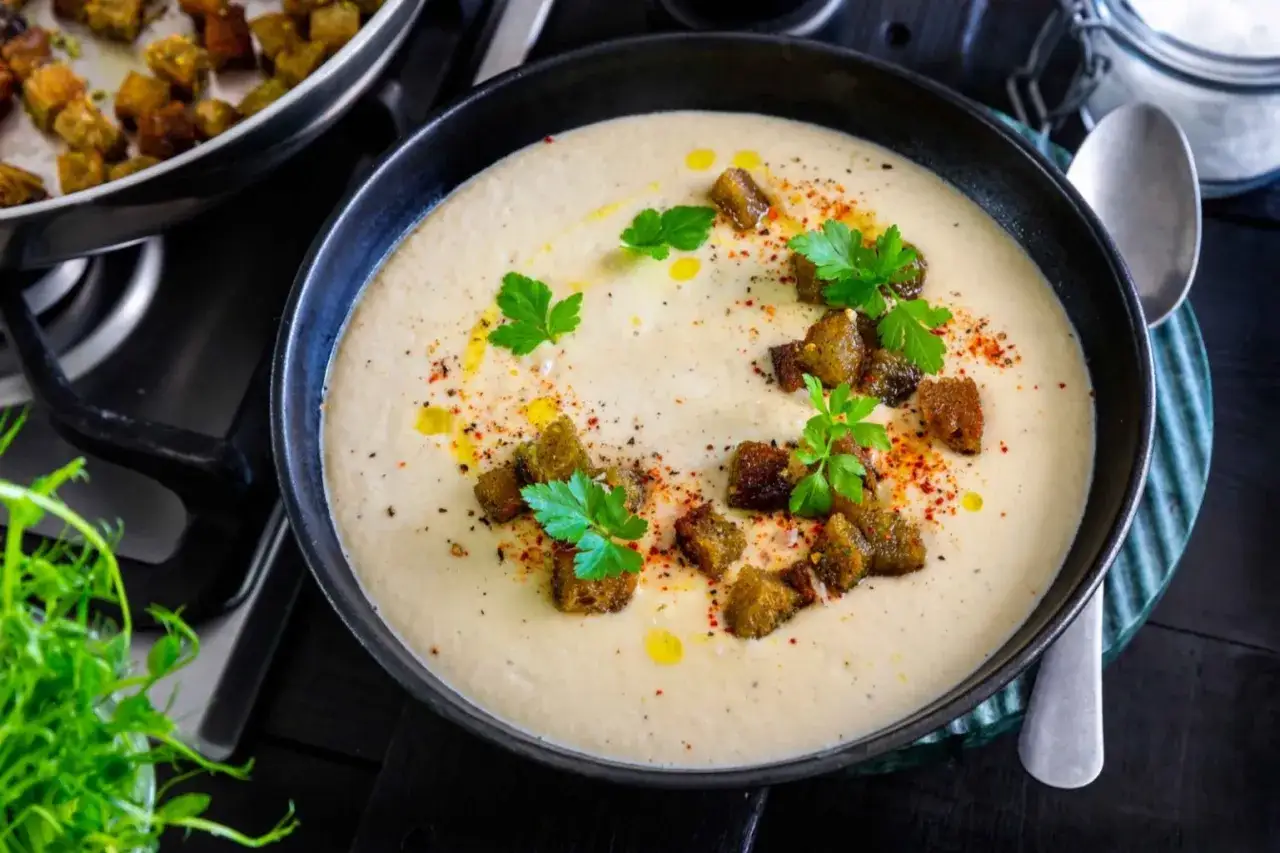 Krämig blomkålssoppa med rostade krutonger och färsk persilja. Ett enkelt och gott blomkålssoppa recept för en mysig middag.
