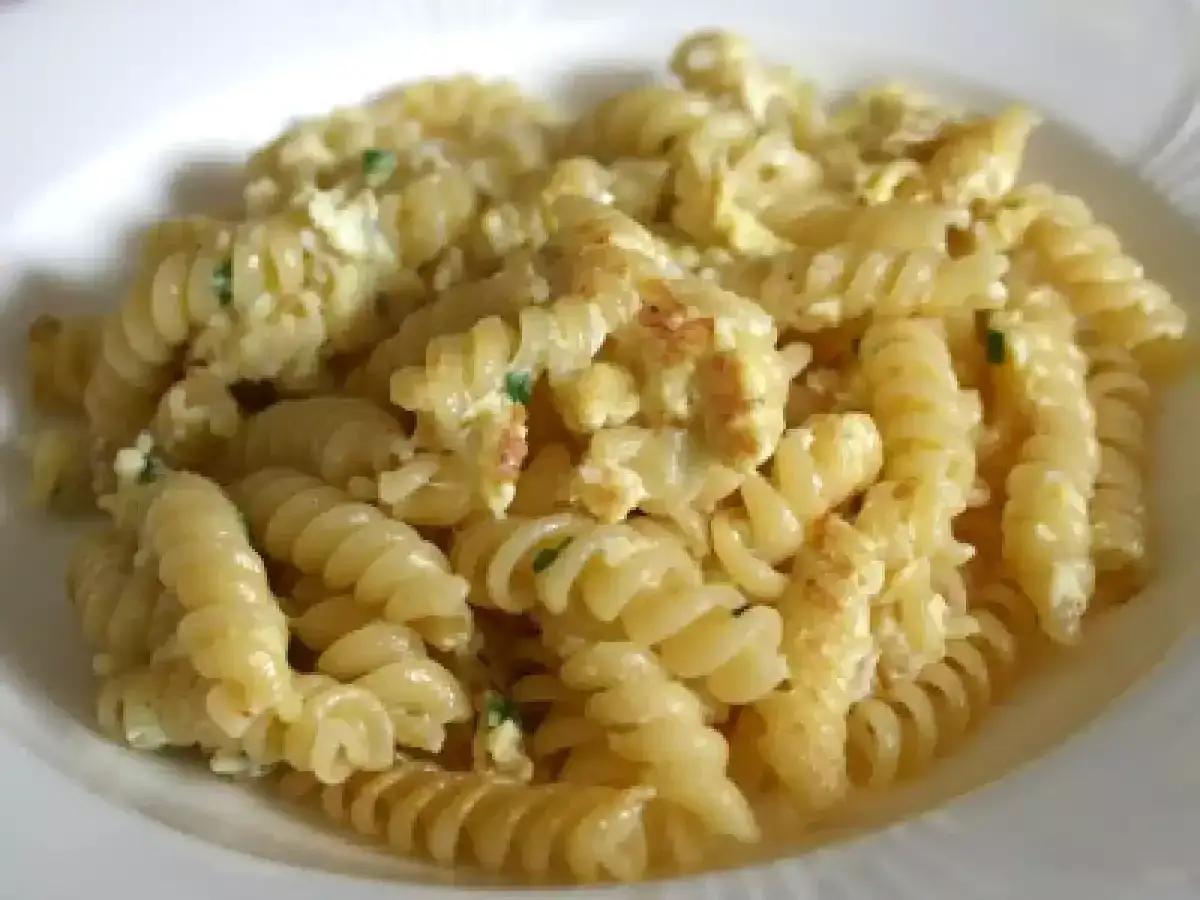 Fusilli-Nudeln mit R&uuml;hrei und Kr&auml;utern, eine einfache und leckere Mahlzeit.