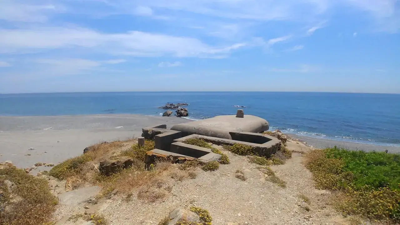 Ruinas de hormigón en la playa la Alcaidesa, con el mar azul de fondo. Un lugar con historia, ideal para reflexionar sobre las opiniones de la gente.