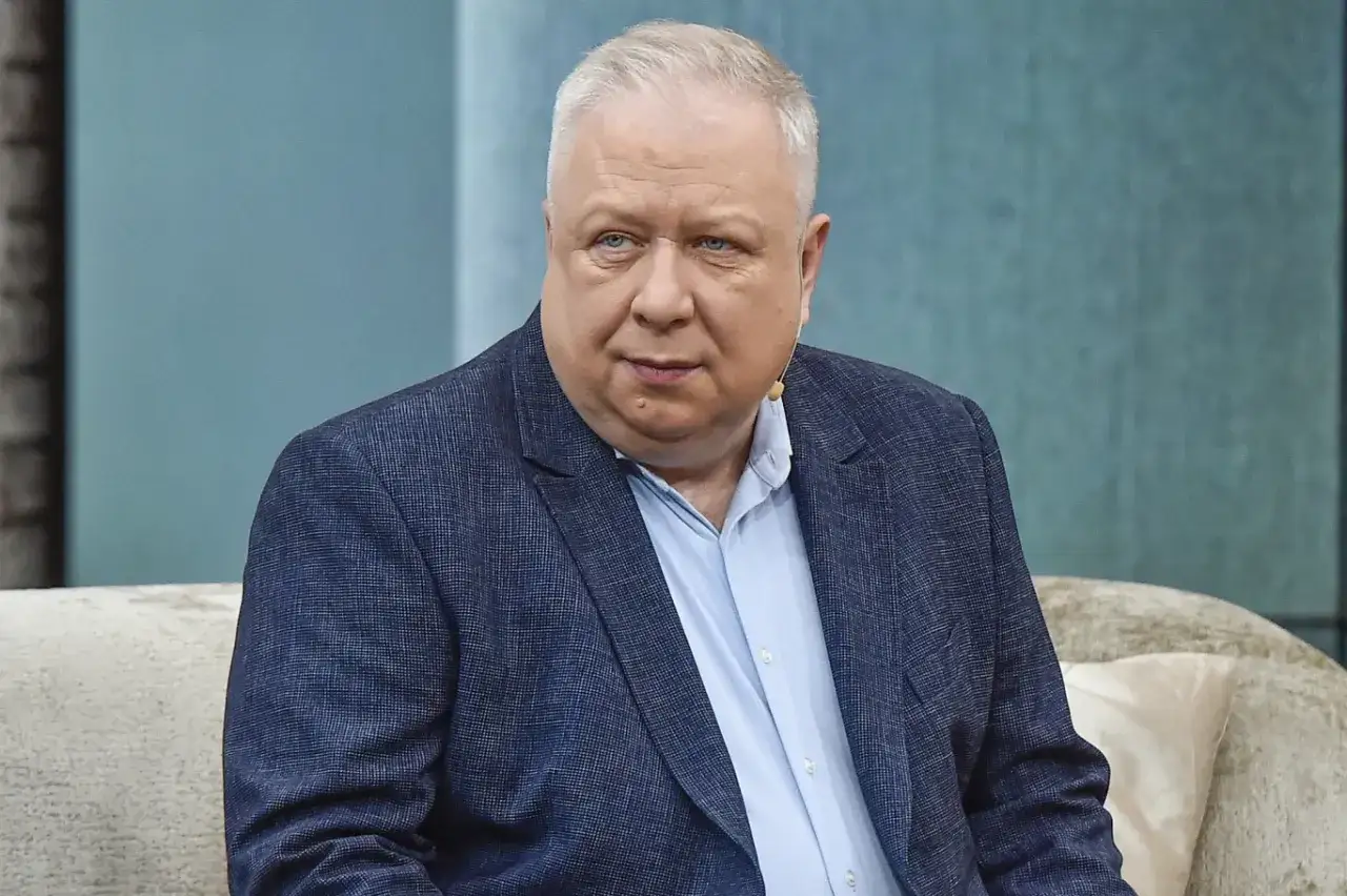 Marek Sierocki w niebieskiej marynarce i koszuli. Ile lat ma Marek Sierocki?