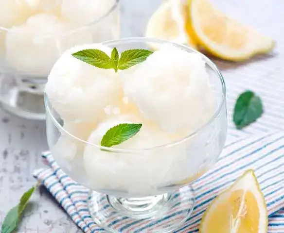Składniki na sorbet cytrynowy i maszynka do lodów