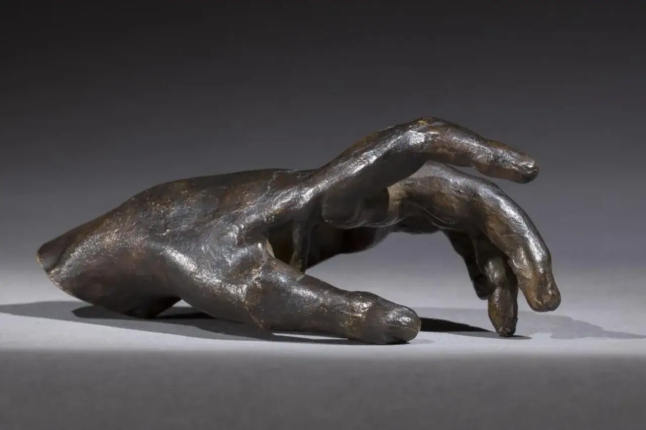 Dłoń rzeźbiarska Camille Claudel, ukazująca ekspresję i ruch.