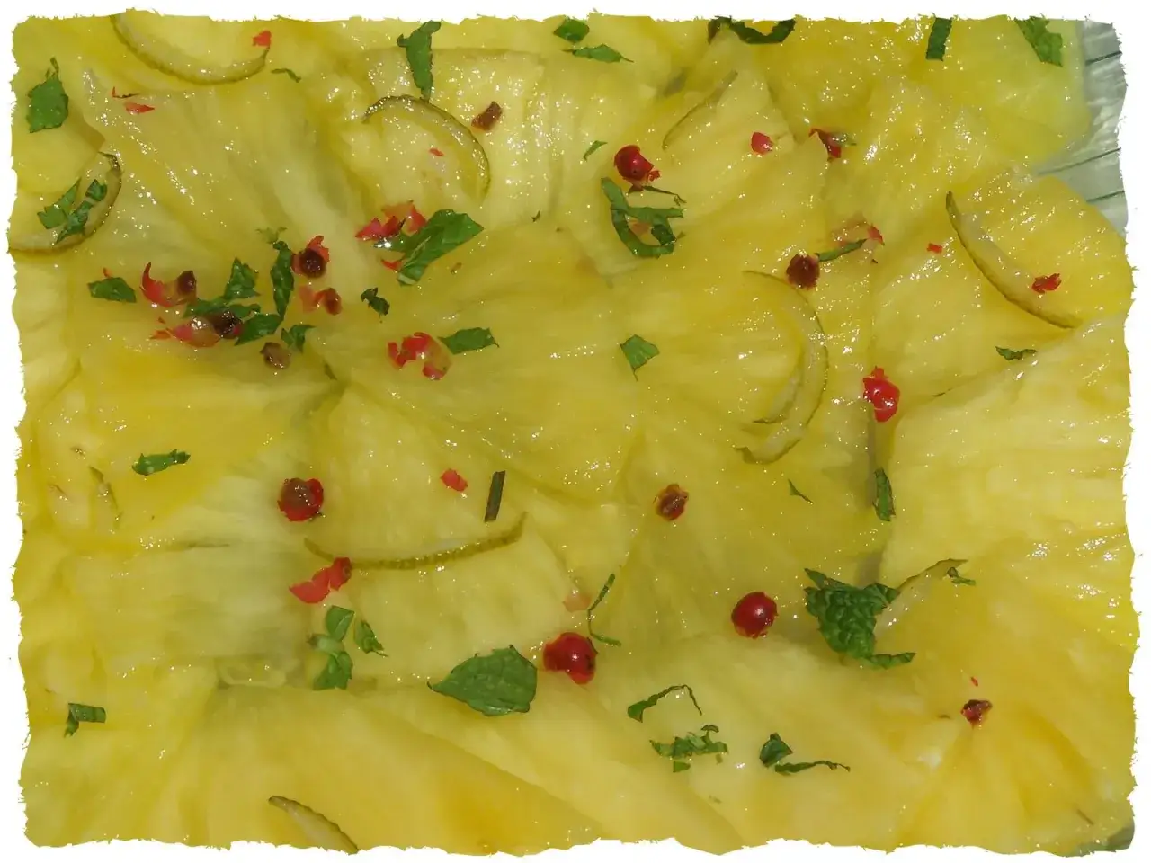 Carpaccio d'ananas frais, garni de menthe cisel&eacute;e, de baies roses et de fines lamelles de citron vert. Un d&eacute;lice fruit&eacute; et rafra&icirc;chissant.