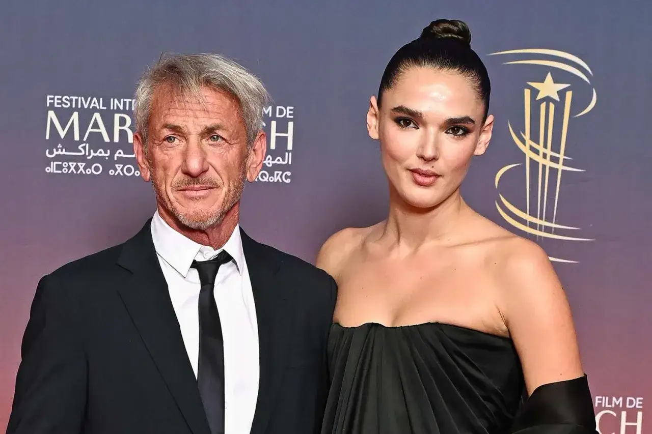 Sean Penn i młoda kobieta na festiwalu filmowym. Aktor znany z wielu filmów.