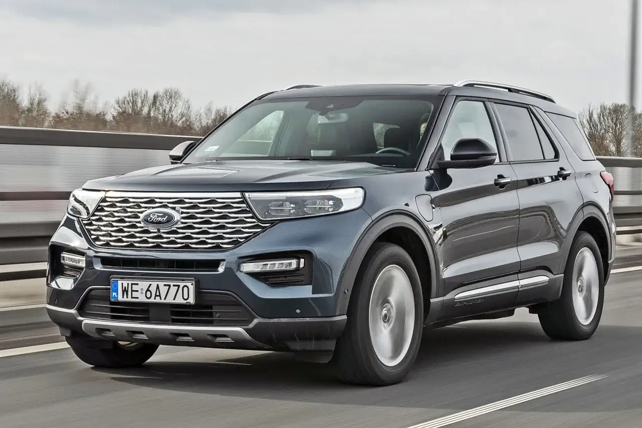 Ciemnoszary Ford Explorer, jeden z popularnych ford suv modele, jedzie po autostradzie.