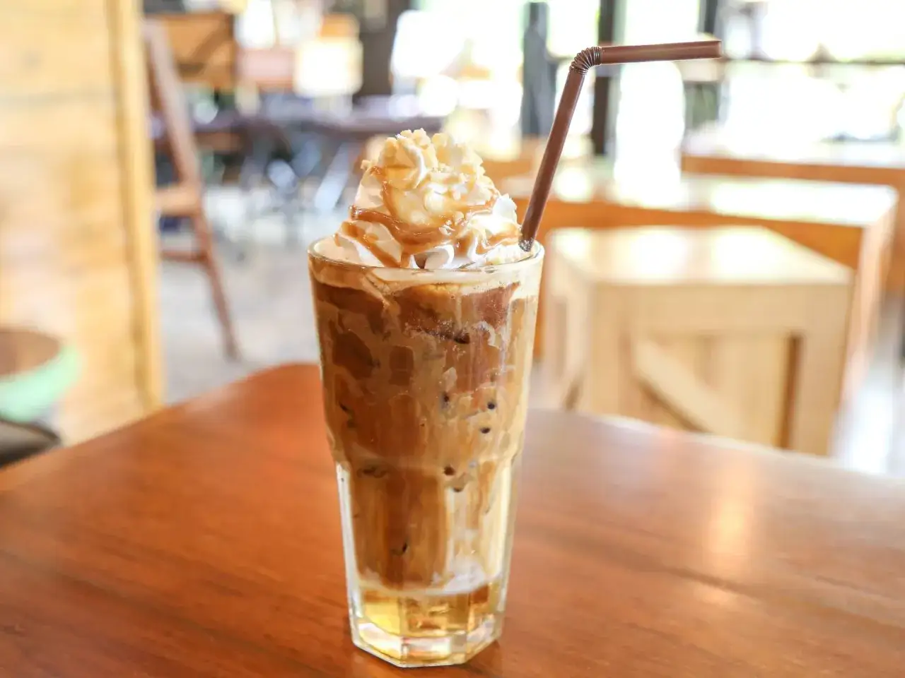 Eiskaffee selber machen ohne Vanilleeis: Ein cremiger Eiskaffee mit Sahne, Karamellsauce und N&uuml;ssen. Perfekt f&uuml;r hei&szlig;e Tage!