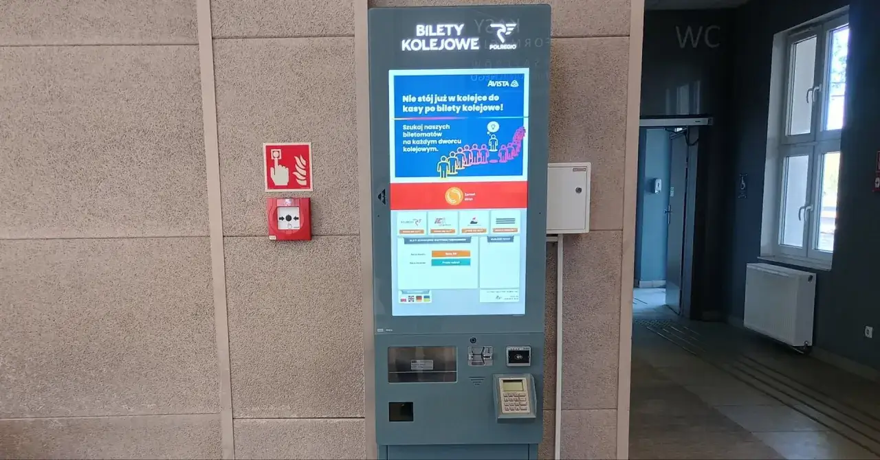Biletomat PKP. Dowiedz się, jak kupić bilet na pociąg, korzystając z samoobsługowego urządzenia.