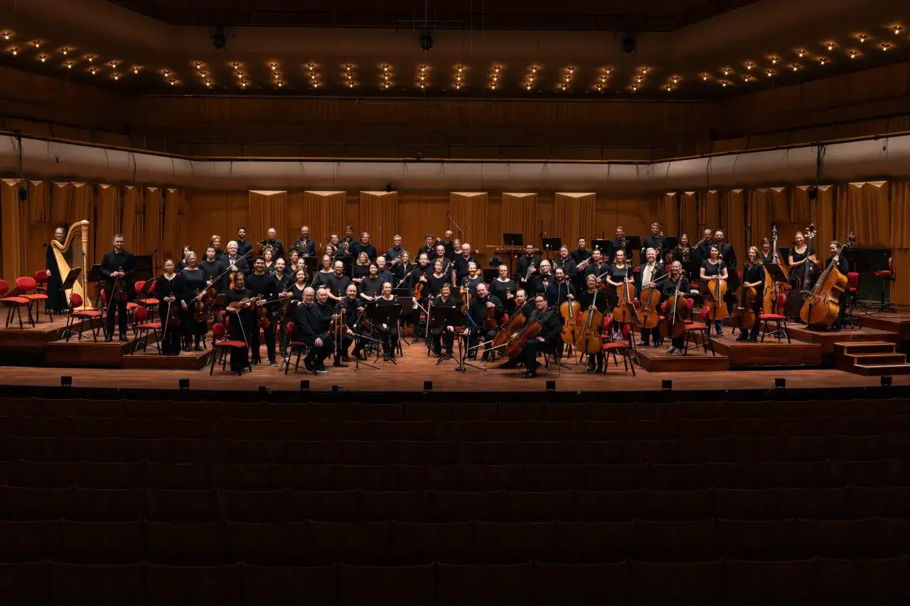 Stor orkester på scenen i Berwaldhallen, redo för konsert. Se hela berwaldhallen programmet för kommande evenemang.