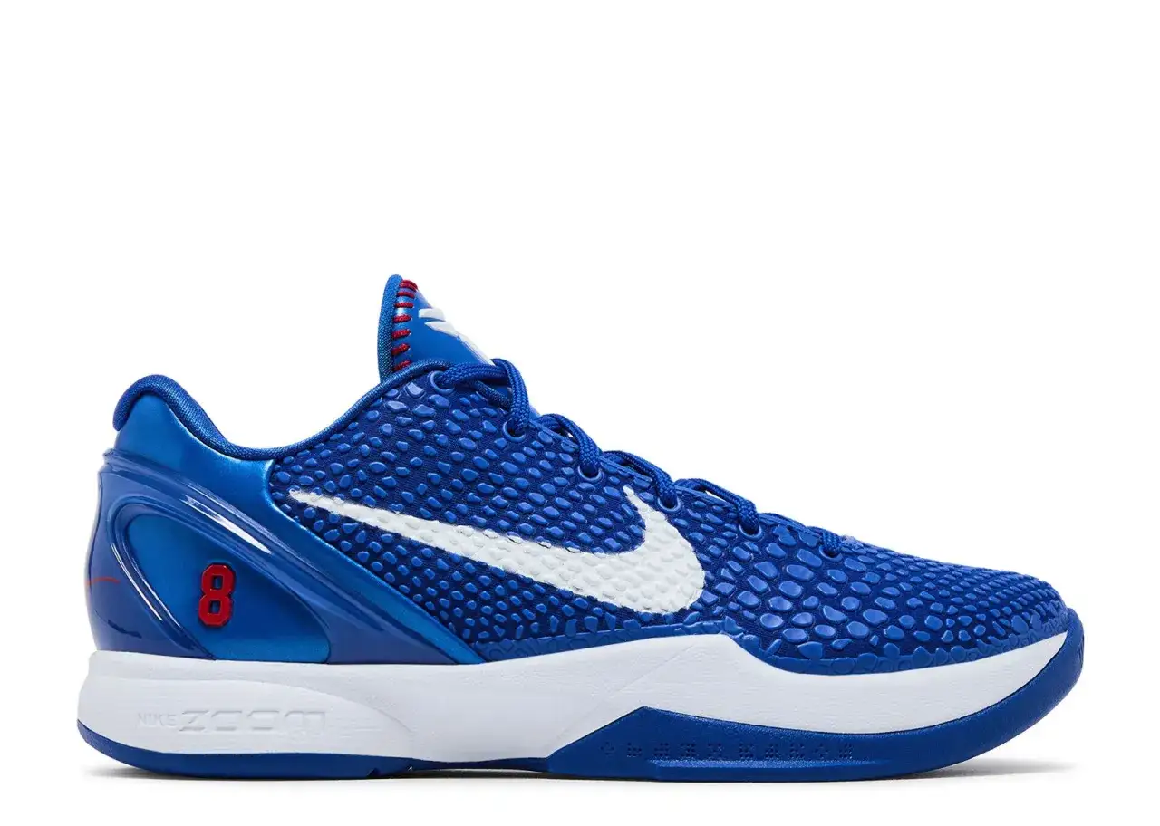 Niebieskie buty sportowe Nike z białym Swooshem i czerwonym numerem 8 na pięcie. To buty kobe bryant, gotowe do gry.