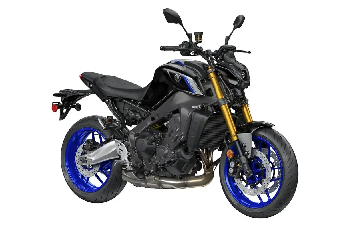 Czarny motocykl Yamaha MT-09 z niebieskimi felgami i złotym zawieszeniem. Sprawdź yamaha mt-09 dane techniczne.