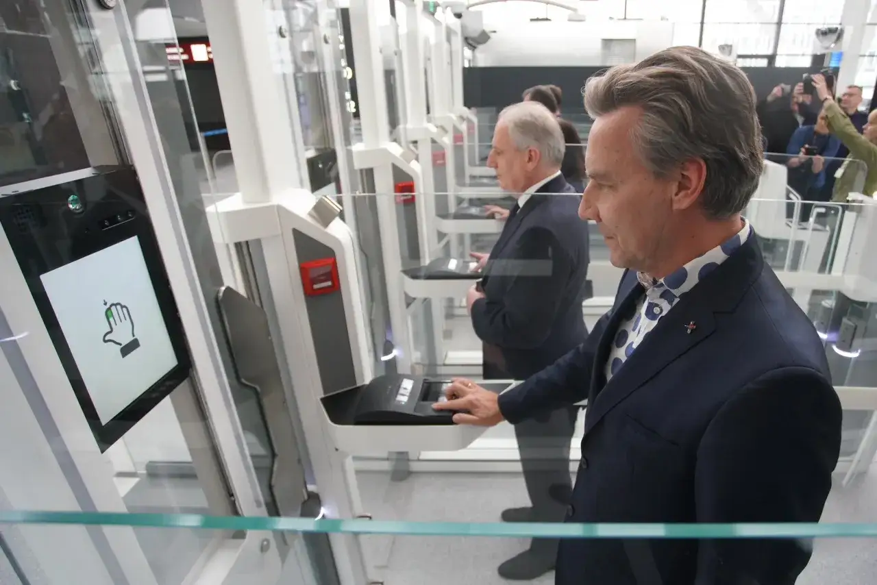 Mężczyzna korzysta z automatycznej bramki na lotnisku. Szybka odprawa to klucz do sprawnego podróżowania.