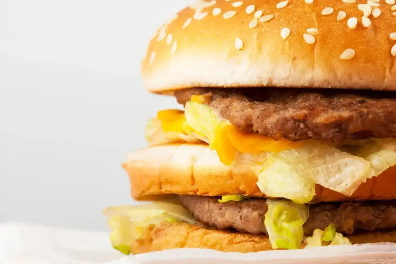 Podwójny burger z serem i sałatą. Ciekawe, ile zarabia pracownik McDonald's, przygotowując takie pyszności.