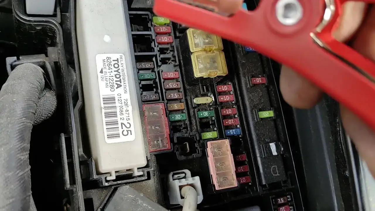 Punkty podłączenia kabli rozruchowych Toyota Auris Hybrid