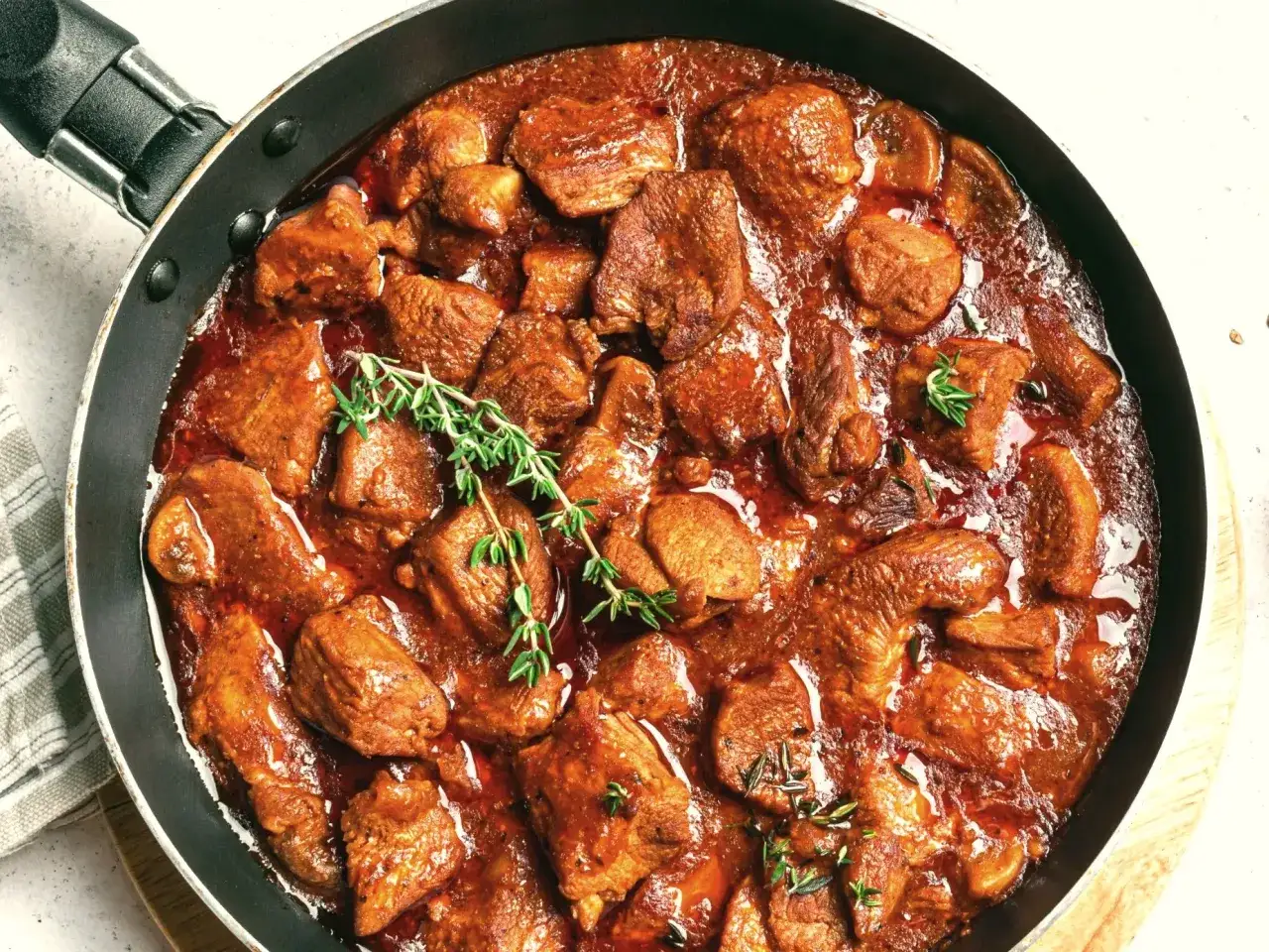 Aromatyczny gulasz wołowy w głębokim sosie, z gałązkami tymianku. Idealne mięso na gulasz, które rozpływa się w ustach.