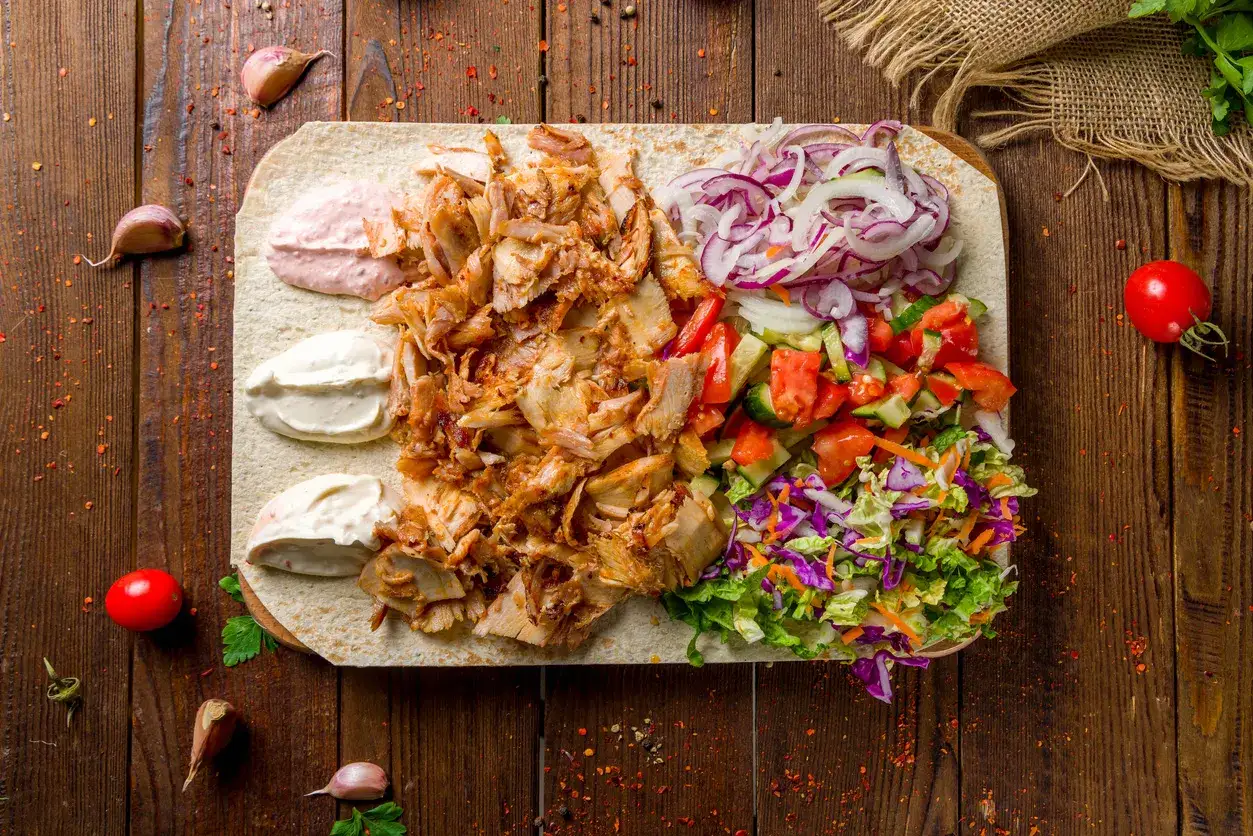 Pyszna shoarma na placku z warzywami i sosami. Gdzie kupić przyprawę shoarma? Ten zestaw wygląda apetycznie!