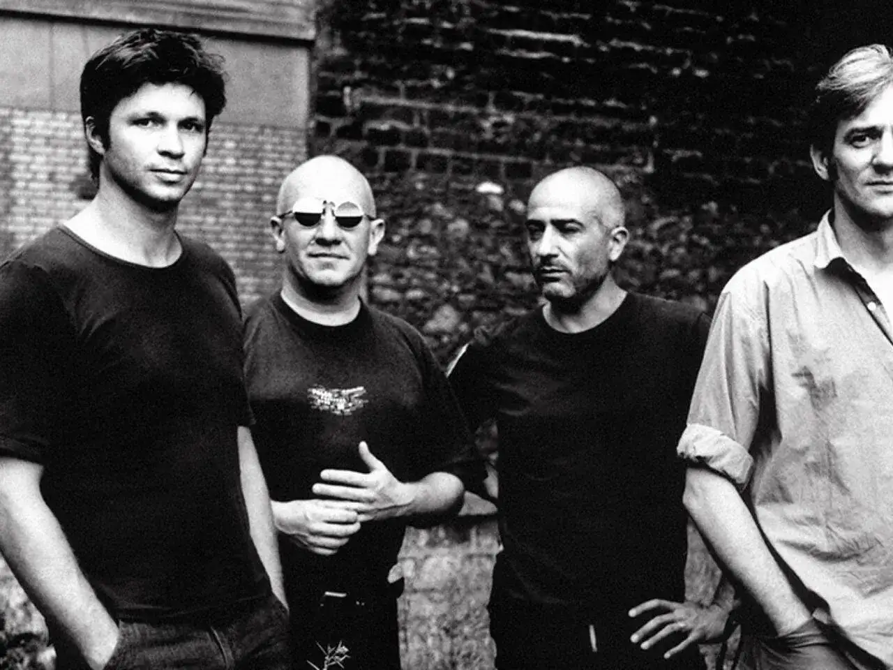 Les membres de Noir Désir posent ensemble, un groupe de rock français emblématique.