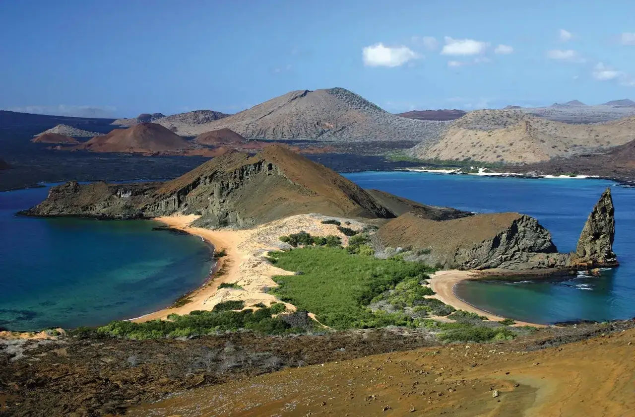 En dr&ouml;mresa till Galapagos: vulkaniska landskap, turkost vatten och en ikonisk klippformation.