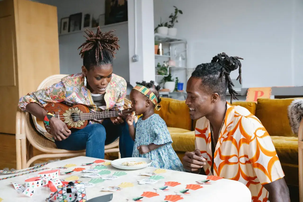 Une famille joue de la musique et des jeux. Le danger &eacute;cran enfant est absent, remplac&eacute; par des moments de partage et de joie.
