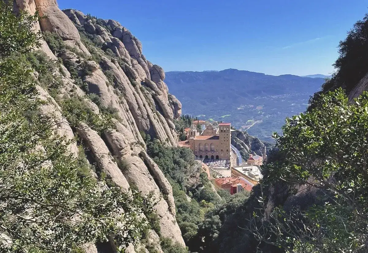 Felsige Berge und ein Kloster in der N&auml;he von Barcelona. Die Barcelona Natur ist atemberaubend.