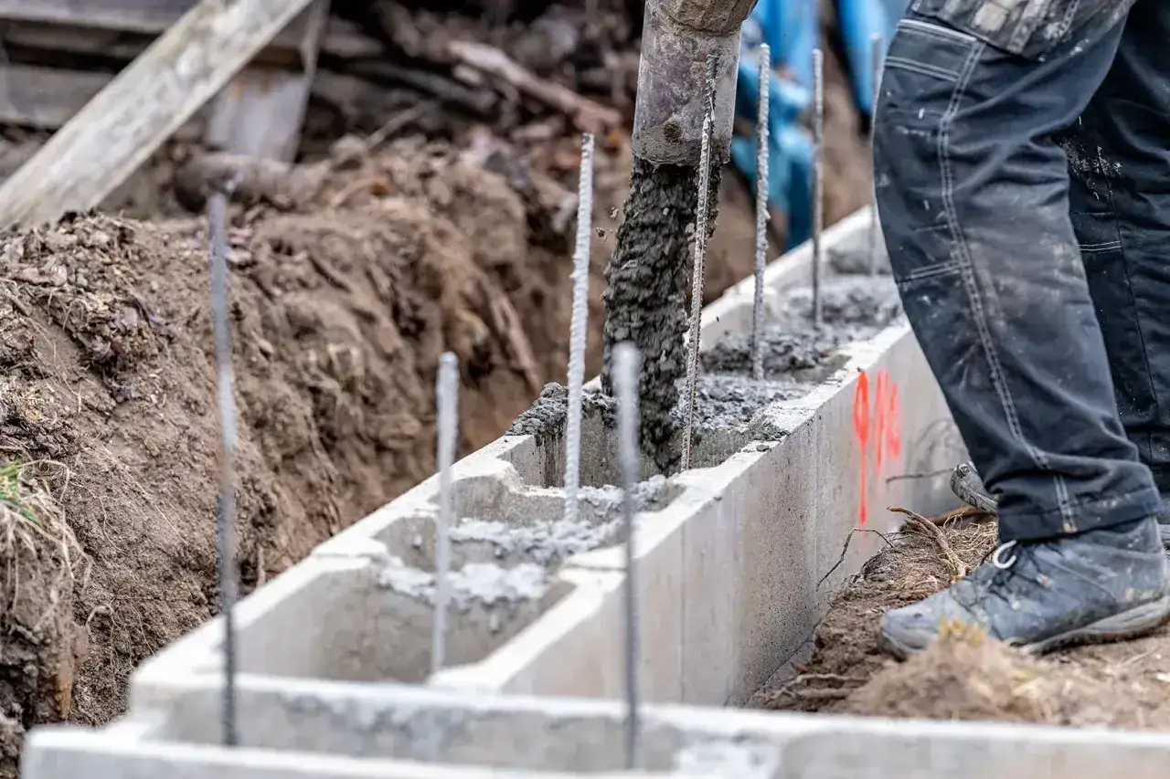 Beton wylewany do szalunku fundamentu. Dowiedz się, jak obliczyć beton na fundament, by uniknąć błędów.