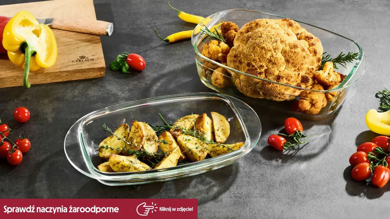 Pieczony schab w naczyniu żaroodpornym z ziemniakami i kalafiorem.
