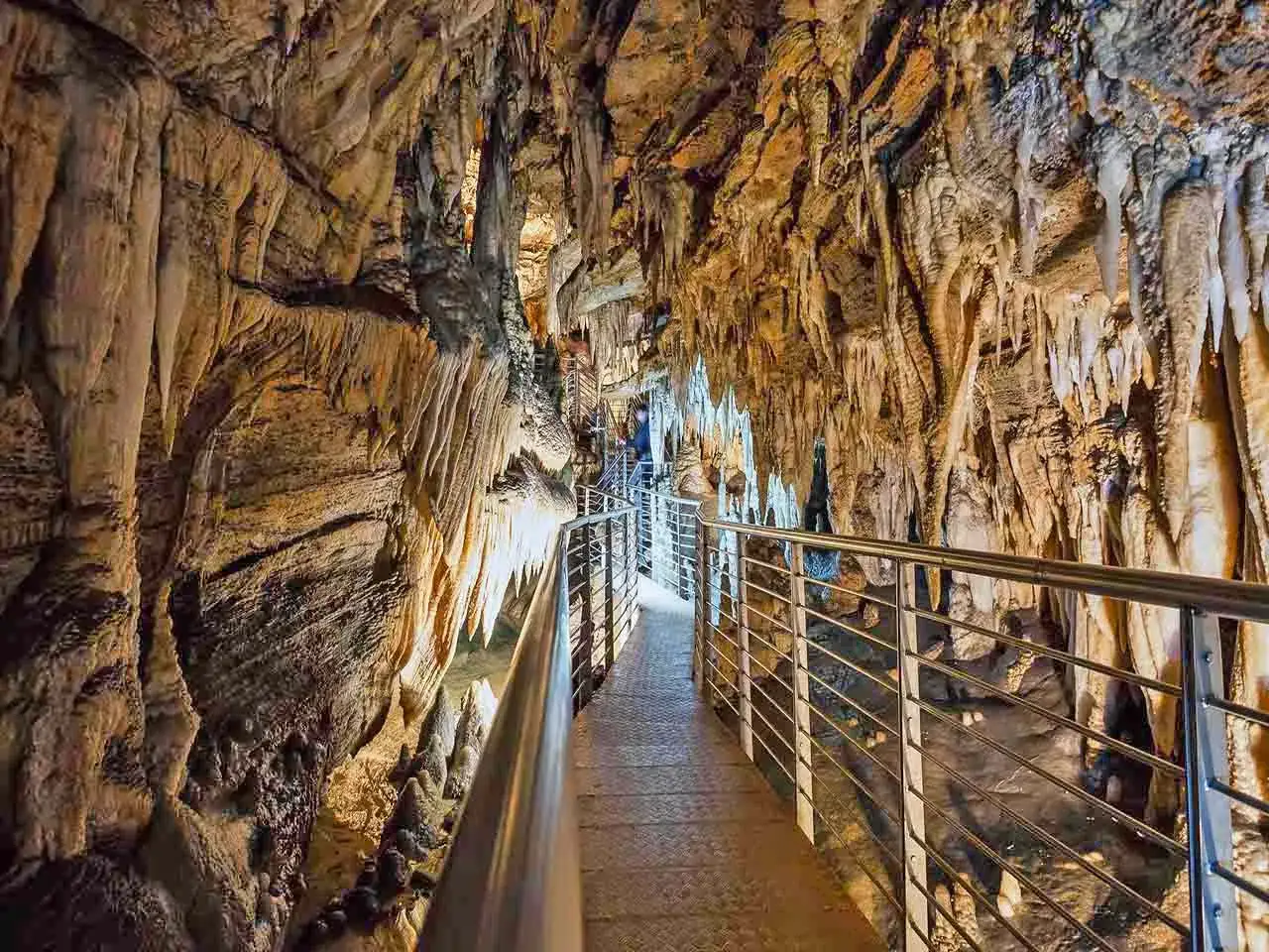 Sentiero attrezzato in una grotta con stalattiti e stalagmiti. Un'ottima meta per scoprire cosa vedere in Garfagnana.