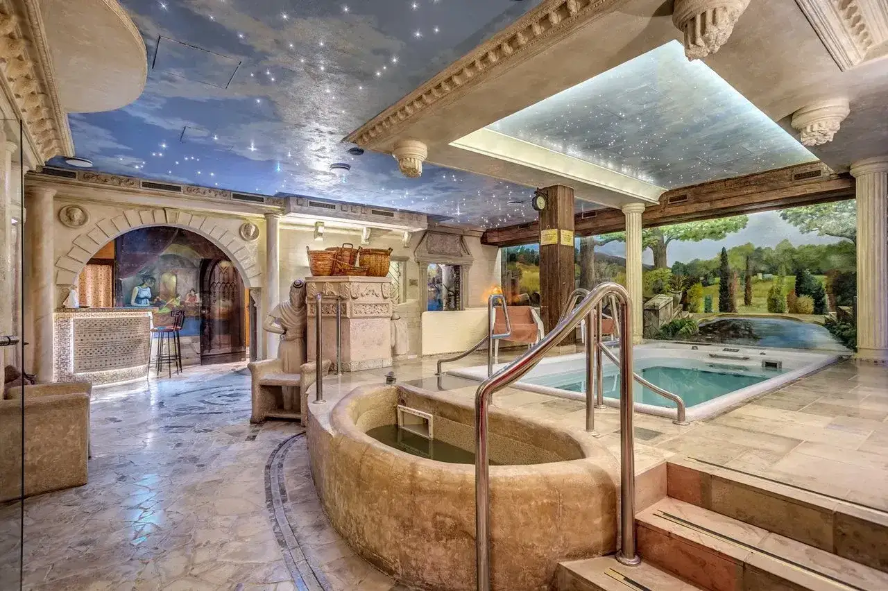 Luksusowe spa z jacuzzi i wanną, ozdobione freskami i gwieździstym sufitem. To miejsce pokazuje, co oznacza hotel dla dorosłych – relaks i wyrafinowanie.