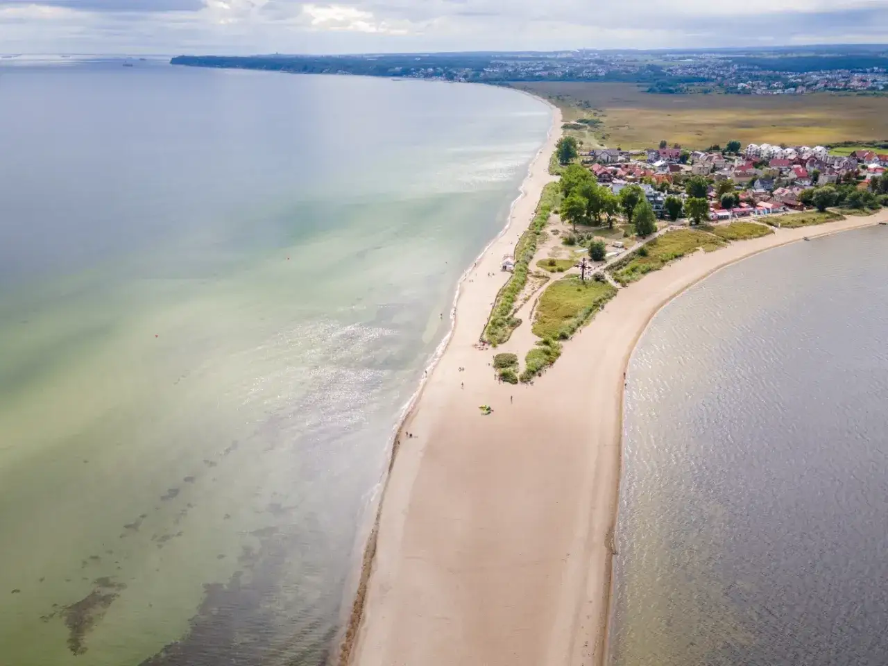 Piękny cypel rewski, idealne miejsce na wakacje. Jak dojechać? Zobacz malowniczą plażę i zatokę.