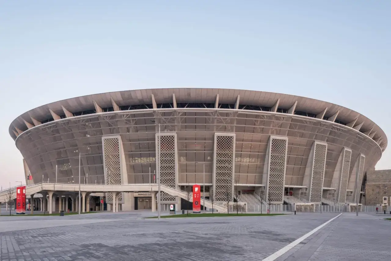 Nowoczesna Puskas Arena w Budapeszcie, z charakterystyczną, falującą fasadą i dachem.