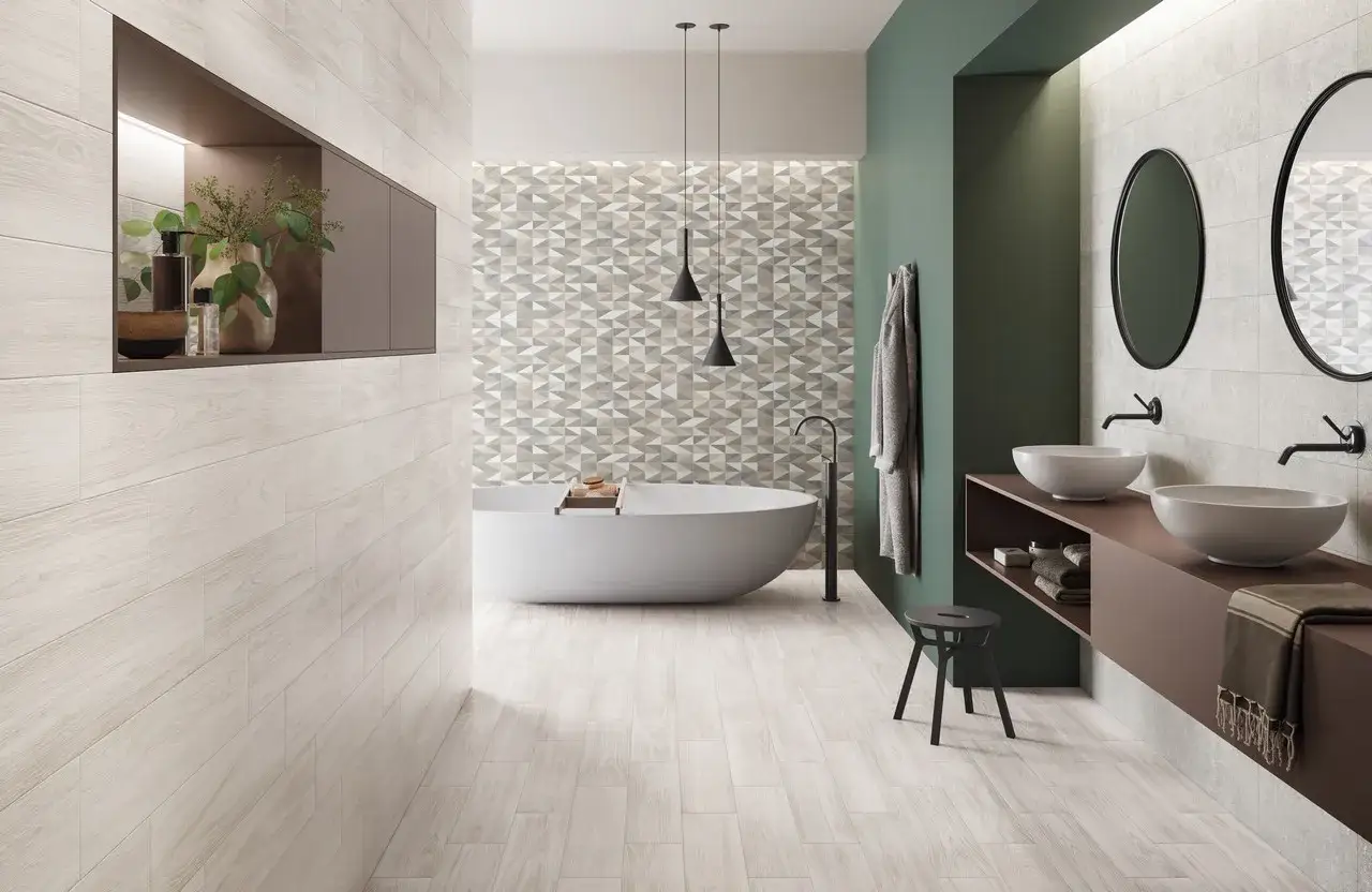 Bagno moderno con vasca freestanding, doppio lavabo e pareti effetto legno chiaro. Idee bagno con parquet per un ambiente caldo e rilassante.
