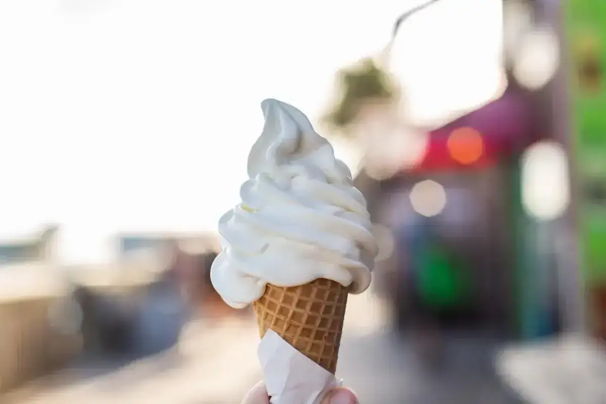 Pyszne lody włoskie w wafelku, idealne na gorący dzień. Choć kuszą, warto pamiętać o ich kcal.