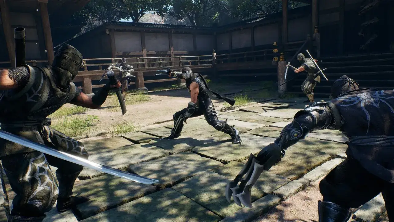 Ryu Hayabusa w akcji w Ninja Gaiden Black na Xbox. Trzech ninja walczy na dziedzińcu.
