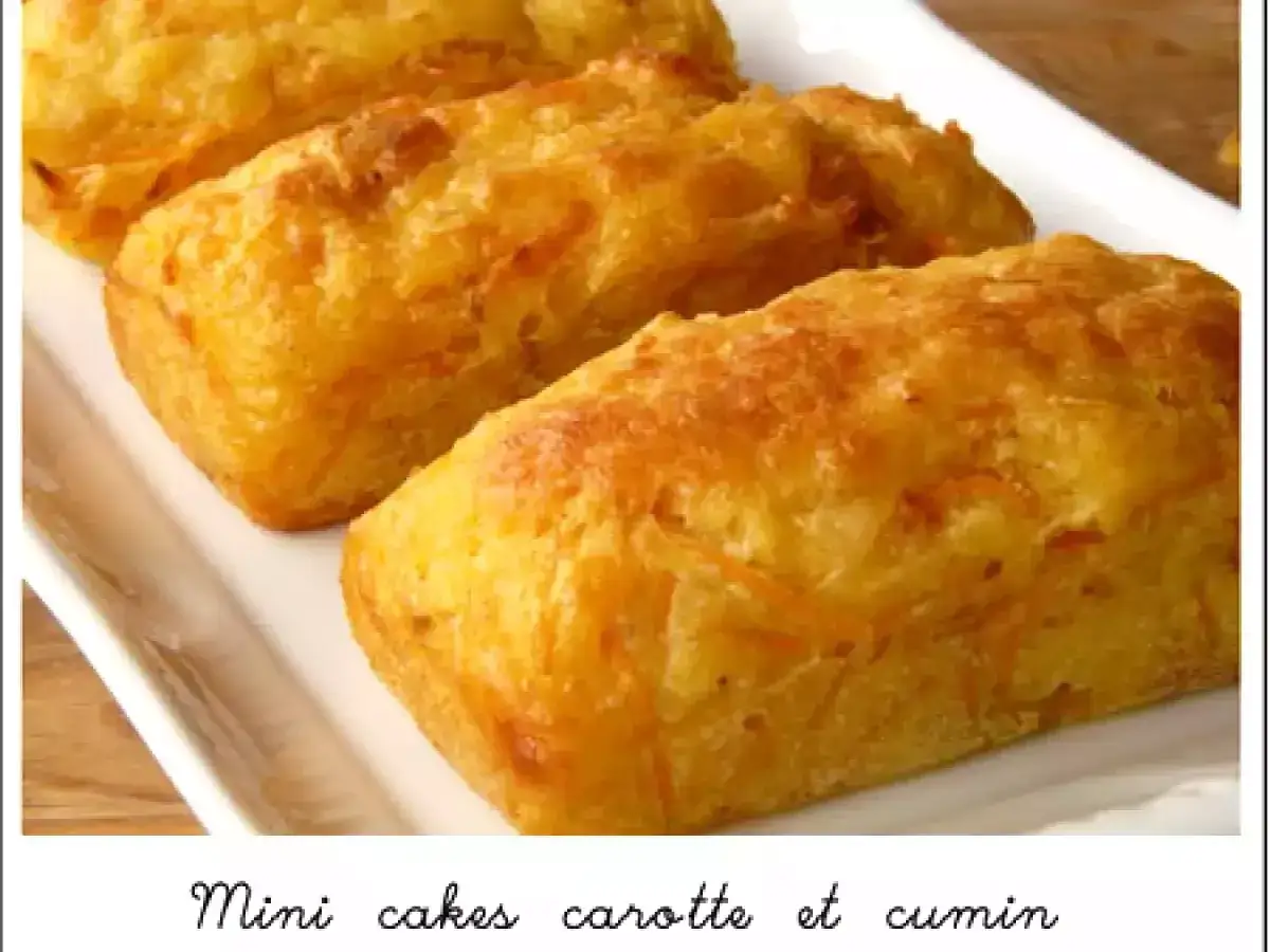Trois mini cakes dorés à la carotte et au cumin, prêts à être dégustés.