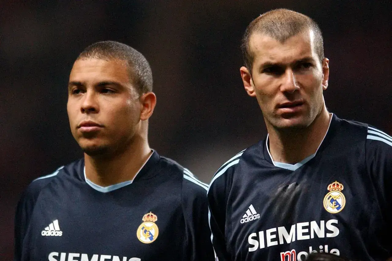 Ronaldo i Zidane, ikony Real Madryt Galacticos, w ciemnych strojach z herbem klubu.